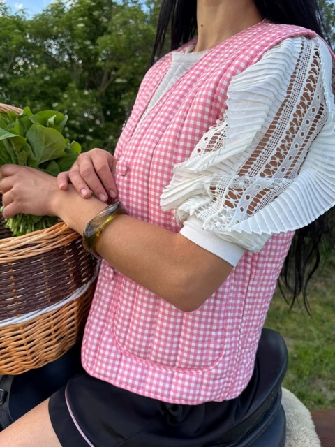 KAMIZELKA DAMSKA PIKOWANA KRATA – RÓŻOWA KWIATY LUNELLA
