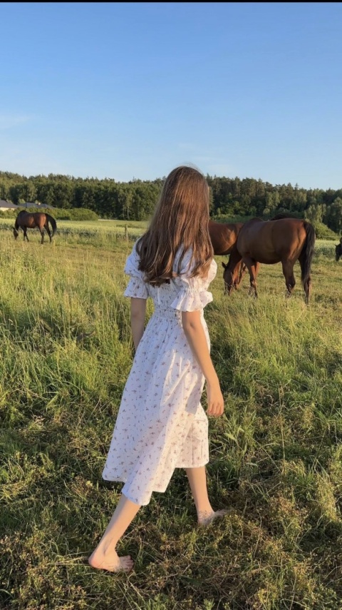 SUKIENKA BIAŁA MIDI W KWIATY ROSE