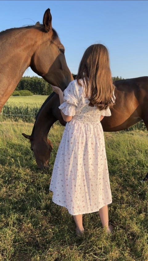 SUKIENKA BIAŁA MIDI W KWIATY ROSE